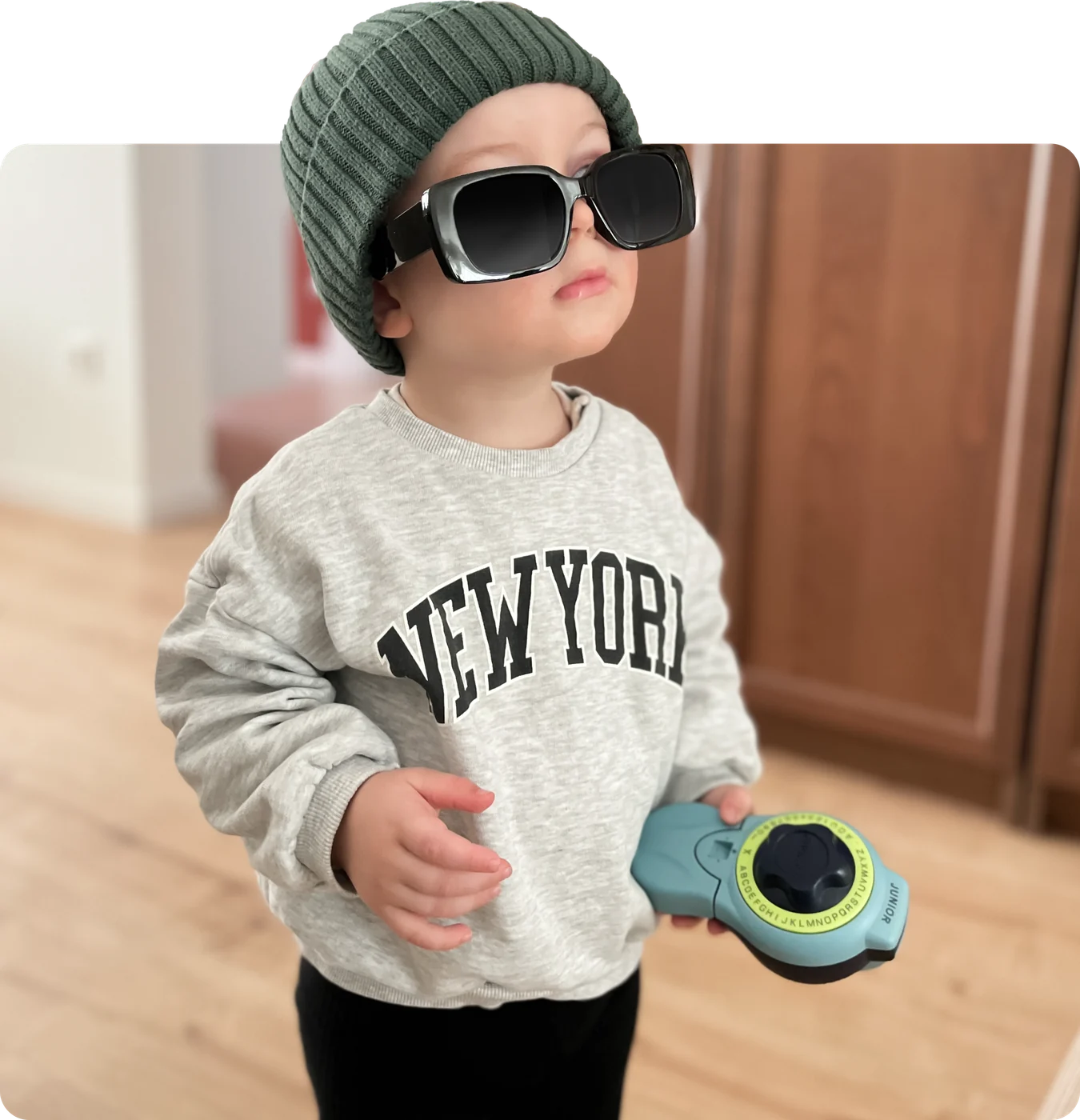 Filip, drei Jahre alt, mit Sonnenbrille und Spielzeugkamera