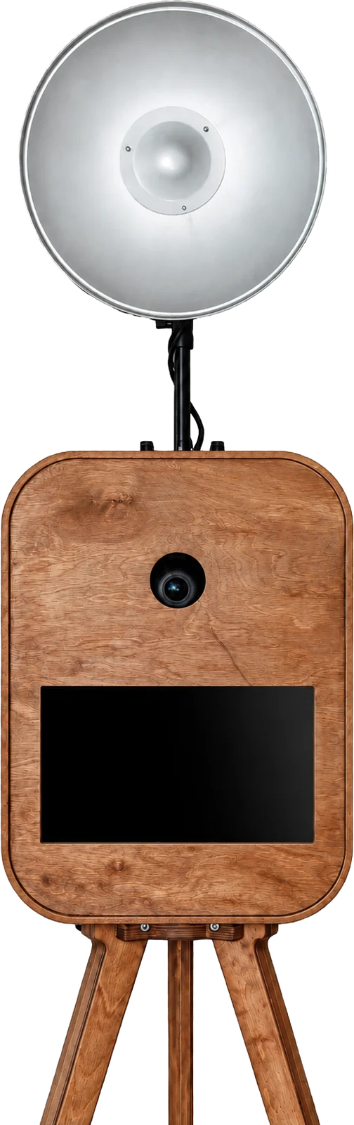 Helle Fotobox aus gebeiztem Holz mit Kameralinse, Display und Beauty-Dish-Leuchte auf Holzstativ, Frontansicht.